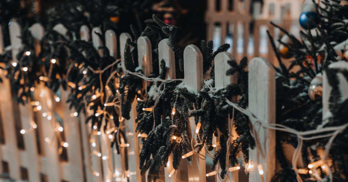 5 Ideas for Backyard Fence Lights